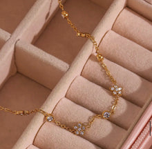 Load image into Gallery viewer, 18k Gold Mini Flower Necklace