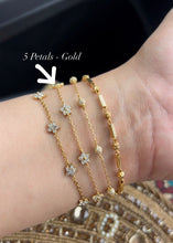 Load image into Gallery viewer, Sterling Silver Mini Flower Bracelet