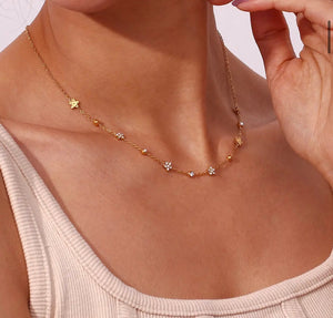 18k Gold Mini Flower Necklace