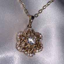 Load image into Gallery viewer, Shining Flower Necklace
